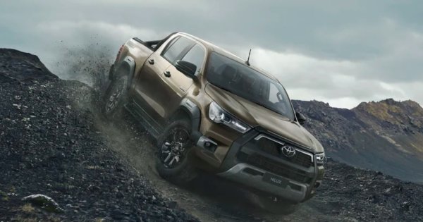 Малко други модели могат да се мерят с глобалния обхват на Hilux. Въпреки че днес не се предлага в Северна Америка, глобалният пикап на Toyota може да се види навсякъде - от най-сухите пустини до най-дълбоките джунгли. Вече в своето осмо поколение, Hilux остава предпочитан избор сред клиентите, които живеят в райони с по-различна пътна инфраструктура. Това е пикап, който никога не е вълнувал клиентите с производителност или дизайн, но неговите офроуд характеристики и несравнима надеждност го поставят в собствена лига.

Hilux имаше скромно начало, като Toyota го пусна на пазара като компактен пикап през 1968 г. Сегашното поколение се радва на най-доброто си време , тъй като съчетава легендарна надеждност с напреднали технологии. Все пак Toyota остана вярна на корените си, като последният Hilux запази листовите ресори отзад. Така  вози като пикап от едно време.  Остава най-продаваният пикап извън Северна Америка - само след Ford F-Series, Chevrolet Silverado и Ram в световен мащаб.

Репутацията не е безупречна, тъй като  участва в почти всеки въоръжен конфликт в света - и от двете страни. Популярността му сред военни групировки има и плюс - допълнително затвърждава твърдия му имидж.